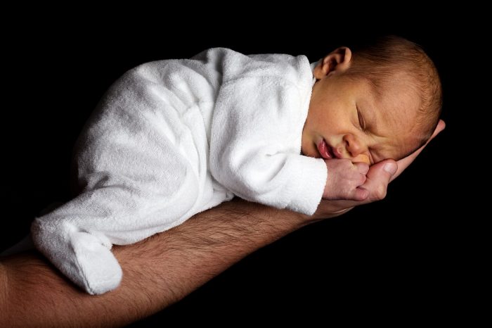 Proteggere la pelle dei neonati dal freddo: i consigli
