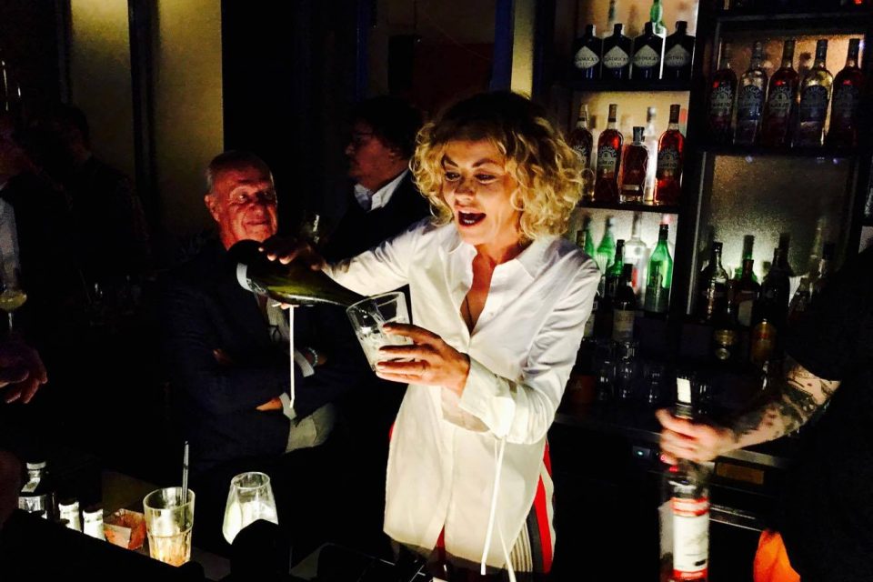 Eva Grimaldi, Bar Lady per una notte al compleanno di Barbara D'Urso